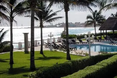 Beachfront Bliss - Spacious 4-Bed with Ocean View