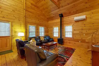 Image de Tranquil dog-friendly cabin with full kitchen, fireplace & nearby recreation