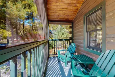 Image de Escape to a dog-friendly cabin w\/streaming, kitchen, fireplace & nature nearby