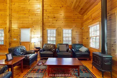 Scenic dog-friendly cabin with kitchen, Ac, firepit, WiFi & nearby hiking