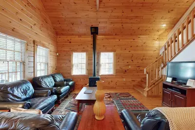 Relaxing three-bedroom dog-friendly cabin w/full kitchen, firepit & A/C