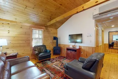 Image de Serene two-bedroom dog-friendly cabin getaway with kitchen, fireplace & more