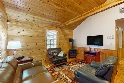 Image de Quaint dog-friendly cabin getaway with firepit, Ac, kitchen, & hiking