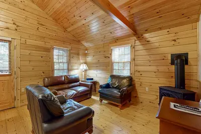 Image de Comfortable two bedroom cabin with firepit, kitchen, hiking trail within walking