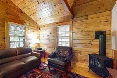 Image de Wooded view cabin near hiking trails with kitchen & fireplace - dog-friendly