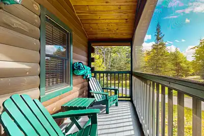 Image de Cabin surrounded in nature with kitchen, fireplace, Ac, pool table & playground
