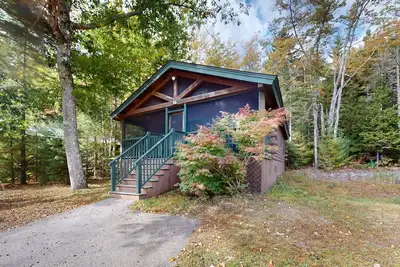 Image de Comfort meets adventure in this dog-friendly cabin w\/fireplace, kitchen & more