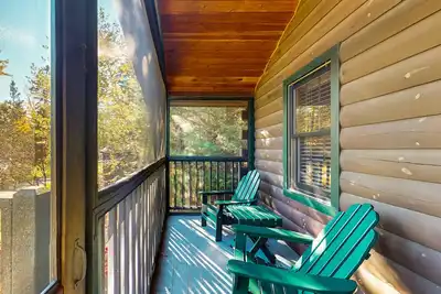 Image de Explore the outdoors from this cozy cabin w\/firepit, kitchen, and more