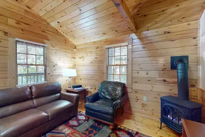 Image de Dog-friendly cabin retreat with kitchen, firepit, hiking & outdoor fun