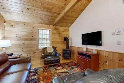 Image de Charming cabin getaway with firepit, kitchen, WiFi & nature at your door