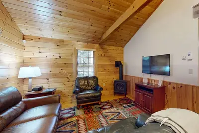 Image de Relax in a two-bedroom cabin with fireplace, Ac & access to outdoor adventures