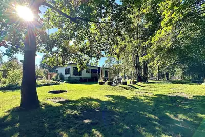 Image de Backyard Bliss! Family and dog friendly home steps from River