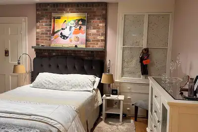 Image de Charming 2bed, 2 bath 1st floor condo in the heart of the Arts District.