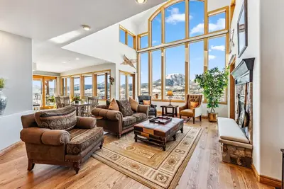 Charming Ski Chalet with Spectacular Mountain Views