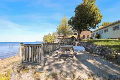Image de Charming 3-bedroom lakefront house with large yard and sandy beach