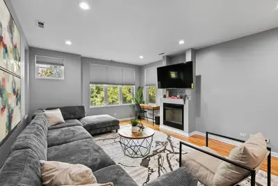 Image de Stylish & Comfy 2br/2. 5bth condo w/ Pool and Poker table near Med/United Center