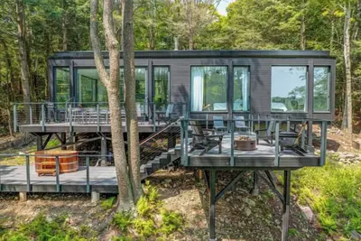 Image de Camp Double Oak Modern Lakeside Retreat\n