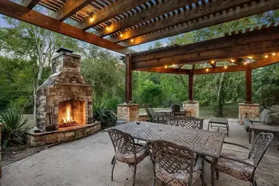 Image de Peaceful 3 Acre Getaway - Creek Access, Fire Pit, Gazebo, Kayaks & Pet-Friendly!