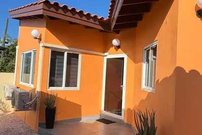 Charming 1-bedroom apartment in quaint Noord with WiFi, Ac centralized.