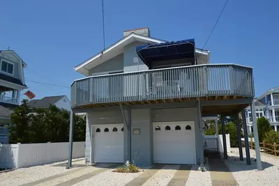 Image de Enjoy the wrap around sundeck and the quiet residential neighborhood. Beach path just down the street!