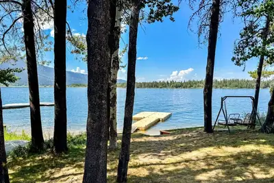 Image de Cozy 3-Bedroom Cabin with Lake Access and Views