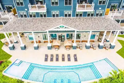 Image de 70+ Amenities | Cabin w/ 2-Story Windows + Studio