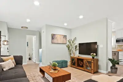 Image de Chic Suburban Paradise