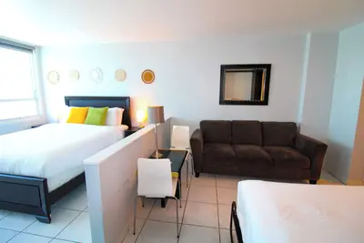 Image de Castle 1221 Large studio with free parking, pool, tennis, gym, beach access, tiki bar. . .