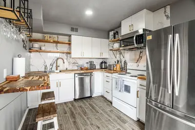 Image de Location! Location. Luxe Condo w/JettedTub by Uptown