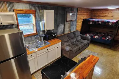 Image de Hunters & Heroes Hideaway. Cozy barn studio in tranquil Loch Arbor area.