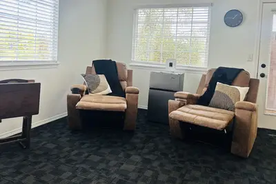 Image de Joey & Chandler’s • Friends-Themed Stay • Foosball • Recliners • 2br • Patio • Near Airport