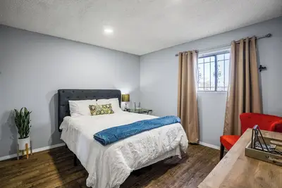 Image de Uptown Located! ! Lovely with fireplace & Garden