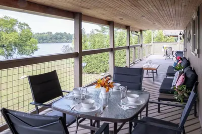 Image de Waterfront Home w/Pool & Hot Tub\n\n