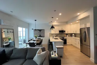 Image de Modern, well appointed, 3 bed/4 bath + Den townhome on quiet cul-de-sac