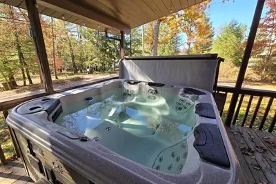 Image de Slips and Slopes | Centrally Located 3br w/ Hot Tub & Fire Pit