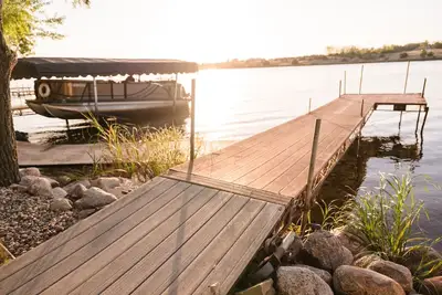 Image de Serene 3-Bedroom Getaway with Stunning Lake Views