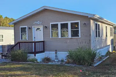 Image de Cozy 3 Bedroom Beach Get-A-Way located in White Horse Park