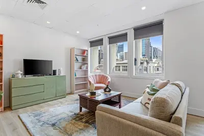 Image de City Vibes: 2br Fun on Queen St