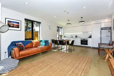 Image de Brand New, Stylish Central City, Secure Parking