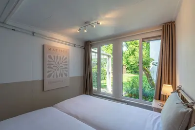 Image de Beautiful, newly renovated cottage with porch within walking distance of the beach