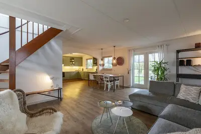 Image de Luxurious vacation villa for 6 people with fenced garden.