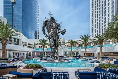 Image de Stunning Escape Top Floor Strip-View Studio 31316