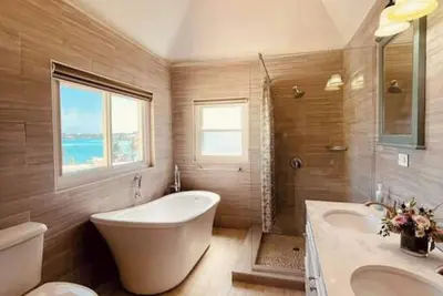 Image de This contemporary 2 bedroom is located in Sandys parish and boasts beautiful views of Ellys Harbour