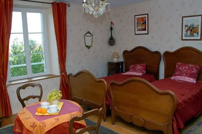 Image de Chambres spacieuses avec salle d'eau, salon cheminée, jardin détente - Lorraine