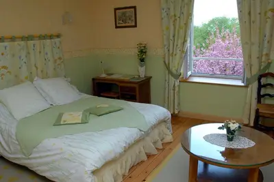 Image de Charmante maison au cœur des vergers avec cheminée, jardin secret et jeux pour enfants