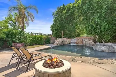 Image de The Deniro at Indian Palms Country Club - Elegant Design, Cozy Fire Pit & Poolside Bliss