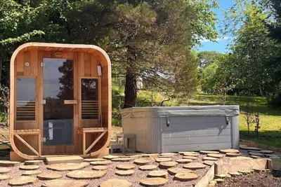 Image de Copper Cove Cottage Romantic Lakeside Escape with Hot Tub, Sauna & Kayaks