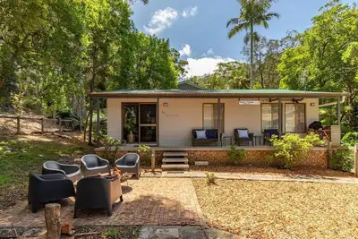Ansett Cottage set in the serene charm of Smiths Lake
