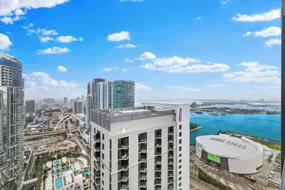 Image de Elegant Condo W Parking & City Views