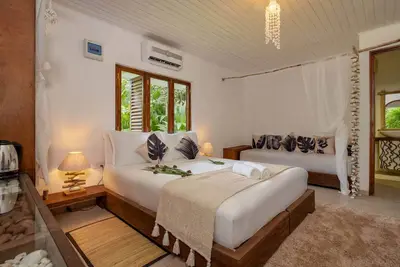 Image de Warm Creole Styled Room With Tropical Flowers